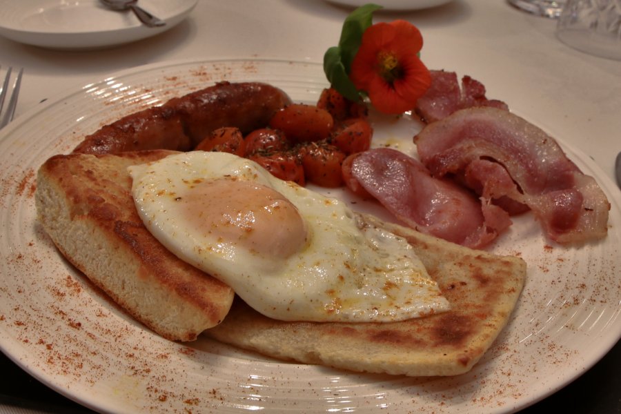 Our cooked breakfasts comprise ingredients selected from the best of our local produce, from our local family butcher/baker, farmer. Gluten-free options available on request from our exclusively gluten-free bakery.  